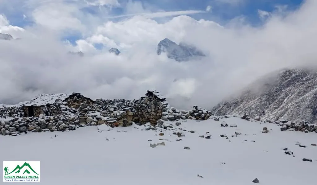 mera-peak-expedition-snow-covered-mountain-views