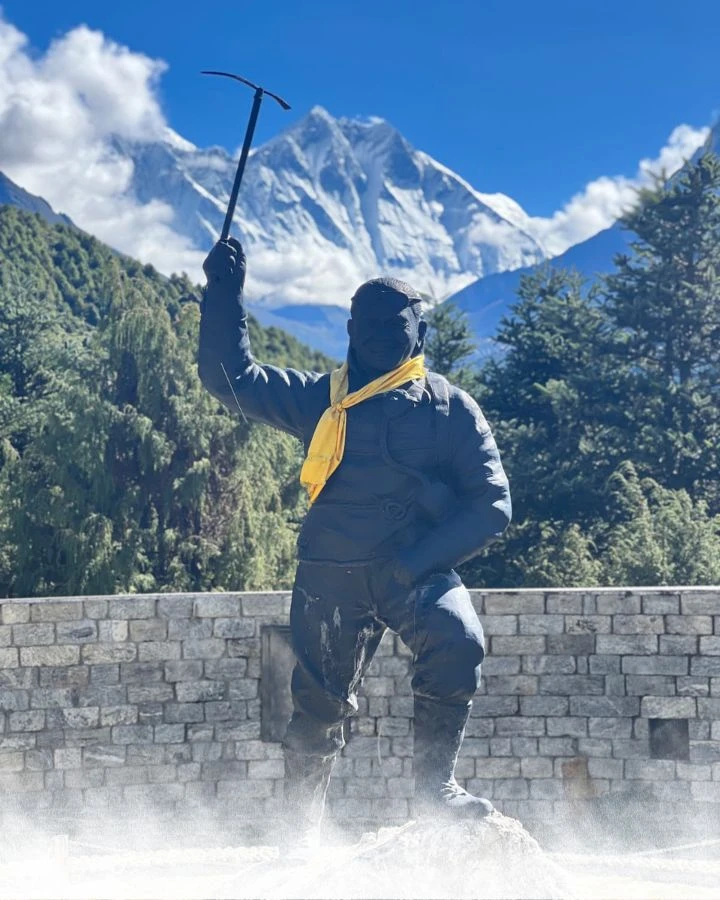 Tenzing Norgay Statue with Peaks